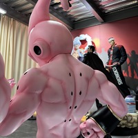 Statue de Majin Buu grandeur nature 1:1 de Dragon Ball Z avec effet énergétique et base LED en résine et fibre de verre