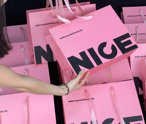 Bolsa de Papel Kraft Marrón de Lujo con Estampado Dorado Rosa Niebla Suave en Stock para Compras de Gama Alta para Mujer - Product Image 6