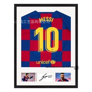 เสื้อเจอร์ซีย์ฟุตบอล<span class=keywords><strong>บา</strong></span><span class=keywords><strong>ส</strong></span>เก็ตบอลแบบมีกรอบ พร้อมลายเซ็นเม<span class=keywords><strong>ส</strong></span>ซี่ โลโก้ยูนิเซฟ ตกแต่งด้วยไม้สีดำสำหรับห้องนั่งเล่น - Product Image 5