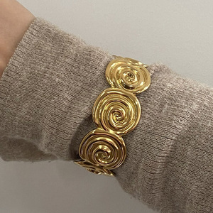 Brazalete Abierto en Espiral, Oro de 18K, Acero Inoxidable, Joyería Unisex, Brazalete de Moda - Product Image 4