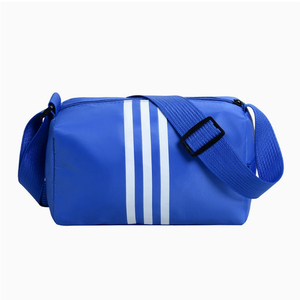 Sac banane unisexe noir à trois bandes en polyester, sac à bandoulière avec sangle réglable et fermeture éclair pour la course et la gym - Product Image 2