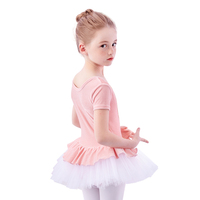 Charmante robe de ballet à manches courtes et entrejambe ouverte jupe en tulle à empiècement en velours. Idéal pour la pratique et la performance