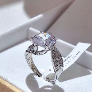 Anello Stile Tre Pietre con Dettaglio Accento Colorato Design Elegante Accessori Moda per Donne - Product Image 3