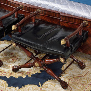 Lit Queen en bois massif de style britannique avec table de chevet, ensemble de meubles de chambre à coucher traditionnels faits à la main - Product Image 6