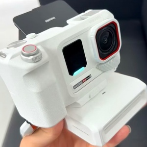 Venta al por Mayor de la Cámara de Acción <span class=keywords><strong>Insta</strong></span> <span class=keywords><strong>360</strong></span> Ace Pro 2 Glacier White Play Set, Video 8K, Pantalla Abatible de 2.4 Pulgadas, Chip Dual IA, Lente Leica - Product Image 3