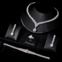 018207 Parure de bijoux de mariée 4 pièces en laiton, zircone cubique en forme de poire, entièrement pavée, comprenant collier, boucles d'oreilles pendantes, bracelet et bague, pour mariage