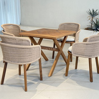Table de jardin en bois avec plateau à motifs carrés et pieds croisés pour terrasse extérieure