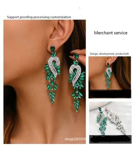 Pendientes Colgantes de Aleación con Diseño de Hoja en Forma de Gota, con Patrón de Fénix y Diamantes Multicolores Retro Chapados en Oro - Product Image 3