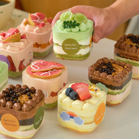 Boîte à emporter jetable en plastique Transparent à la mode de 5mm d'épaisseur PS pour la cuisson de gâteau Dessert Mousse Tiramisu pour la conception estampillée de nourriture