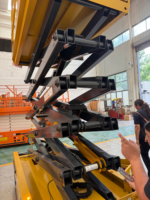 Plateforme élévatrice à ciseaux en acier au carbone épaissi, résistante à la corrosion et durable, avec système de protection contre l'inclinaison, hauteur de plateforme 4m 6m, pour peinture murale