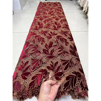 Tissu en dentelle française en velours rouge biologique pour mariage et textile d'intérieur - Tissu de créateur de luxe pour femmes