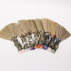 ของตกแต่งไม้กวาดแม่มดคริสตัลขายส่ง ของตกแต่งแม่มดแบบประณีต ไม้กวาดรูปหัวใจขัดเงา ของตกแต่งทางจิตวิญญาณสำหรับคริสต์มาสและฮาโลวีน - Product Image 3