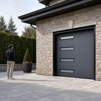 Porte de garage électrique à enroulement en aluminium gris foncé avec quatre fenêtres étroites pour les projets d'entrée de villas, d'usines et d'ateliers