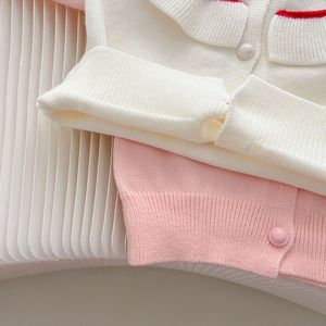 ชุดกระโปรงจีบเด็กขายส่งแบบใหม่ ชุดเสื้อสเวตเตอร์ลายดอกไม้เล็กสีแดง สไตล์จีน ชุดสองชิ้นสำหรับเด็กผู้หญิง - Product Image 3