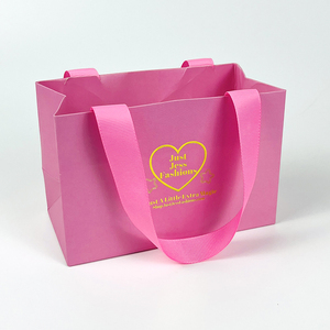 Bolsa de papel de lujo con impresión rosa y asa de cinta. Empaque personalizado para ropa con bolsas de papel con múltiples logotipos. - Product Image 2