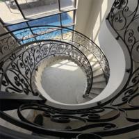 Escalier en fer forgé classique avec structure en acier robuste