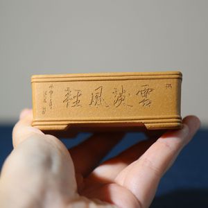 Pot à bonsaï Zisha rectangulaire miniature fait à la main et sculpté par l'artiste Zhang Kelei Yixing - Product Image 2