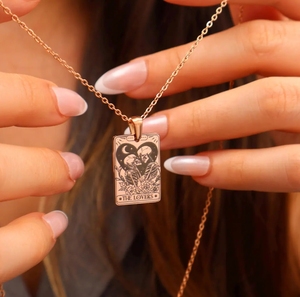 Acero inoxidable personalizado Los Amantes esqueleto tarot tarjeta collar 18K chapado en oro, plata y oro rosa-resistente al agua - Product Image 5