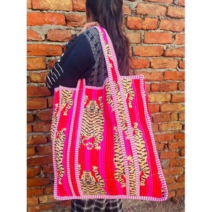 Sac fourre-tout en coton matelassé doux, orné d'un motif floral artisanal, conçu pour un style quotidien, un confort et une portabilité durables - Product Image 1