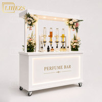 Bar à parfums mobile interactif de luxe pour événements, avec roues, en blanc, pour l'intérieur