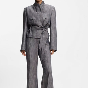 Blazer formel gris foncé texturé à rayures, croisé, ceinturé, court, à revers crantés, en mélange de lin, coupe ajustée - Product Image 4