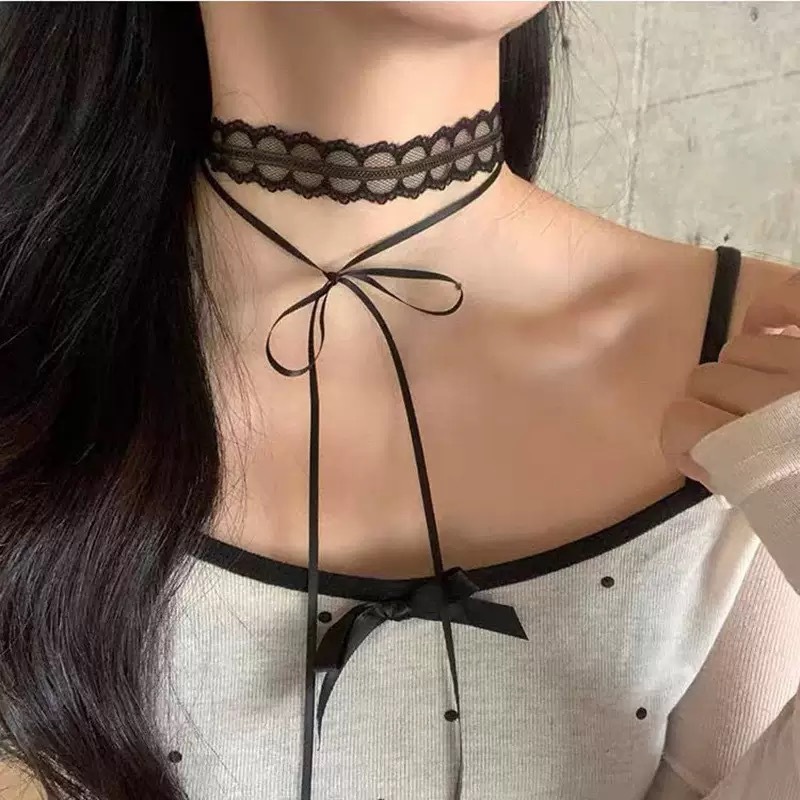 Longue lanière en dentelle noire