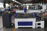 Routeur CNC Axyz 1325 à 4 axes pour le travail du bois, la gravure sur bois, la publicité et la fabrication de meubles, idéal pour la fabrication de planches de surf et la sculpture sur pierre, fabriqué à Jinan, Chine.
