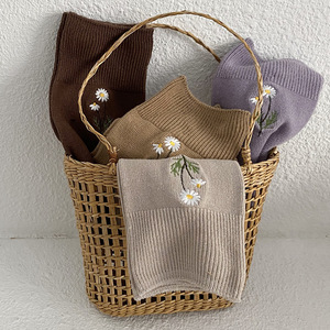 Calcetines de algodón elásticos bordados de Manzanilla de color caramelo japonés para mujer - Product Image 2