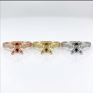 แหวนทองคำขาว 18K ดีไซน์เก๋ ทรงกากบาท ฝังเพชรแบบ Pavé  ขาแหวนแบบแยกส่วน สำหรับงานหมั้น  รับผลิตตามสั่ง (OEM) - Product Image 4