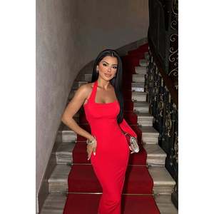 ชุดราตรีสีแดงทรงเอไลน์แขนเดียว ประดับด้วยผ้าจับจีบระยิบระยับ ประดับด้วยเลื่อมและมุก ชุดเดรสยาวสำหรับงานเลี้ยงอย่างเป็นทางการ - Product Image 2