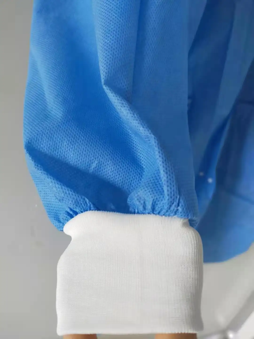 เสื้อกาวน์ป้องกันแบบใช้แล้วทิ้งเสื้อโค้ทสำหรับนักท่องเที่ยวชุดยูนิฟอร์มแพทย์โรงพยาบาล