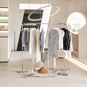 Espositori Centrali a Forma di Arco: Appendiabiti Semi-Circolari da Terra in Acciaio Inox Spazzolato per Negozi di Abbigliamento Femminile - Product Image 2