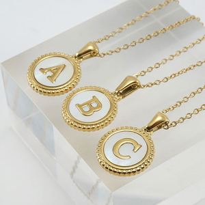 Collar con inicial del alfabeto de moneda redonda personalizada collar con colgante de nácar de concha de acero inoxidable chapado en oro de 18 quilates - Product Image 2