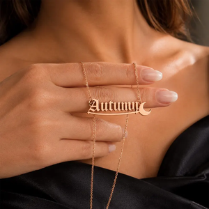 Collier personnalisé en acier inoxydable plaqué or 18 carats avec nom en écriture gothique, chapeau de sorcière, fantôme, chauve-souris, citrouille, croissant de lune – Bijoux d'Halloween - Product Image 2