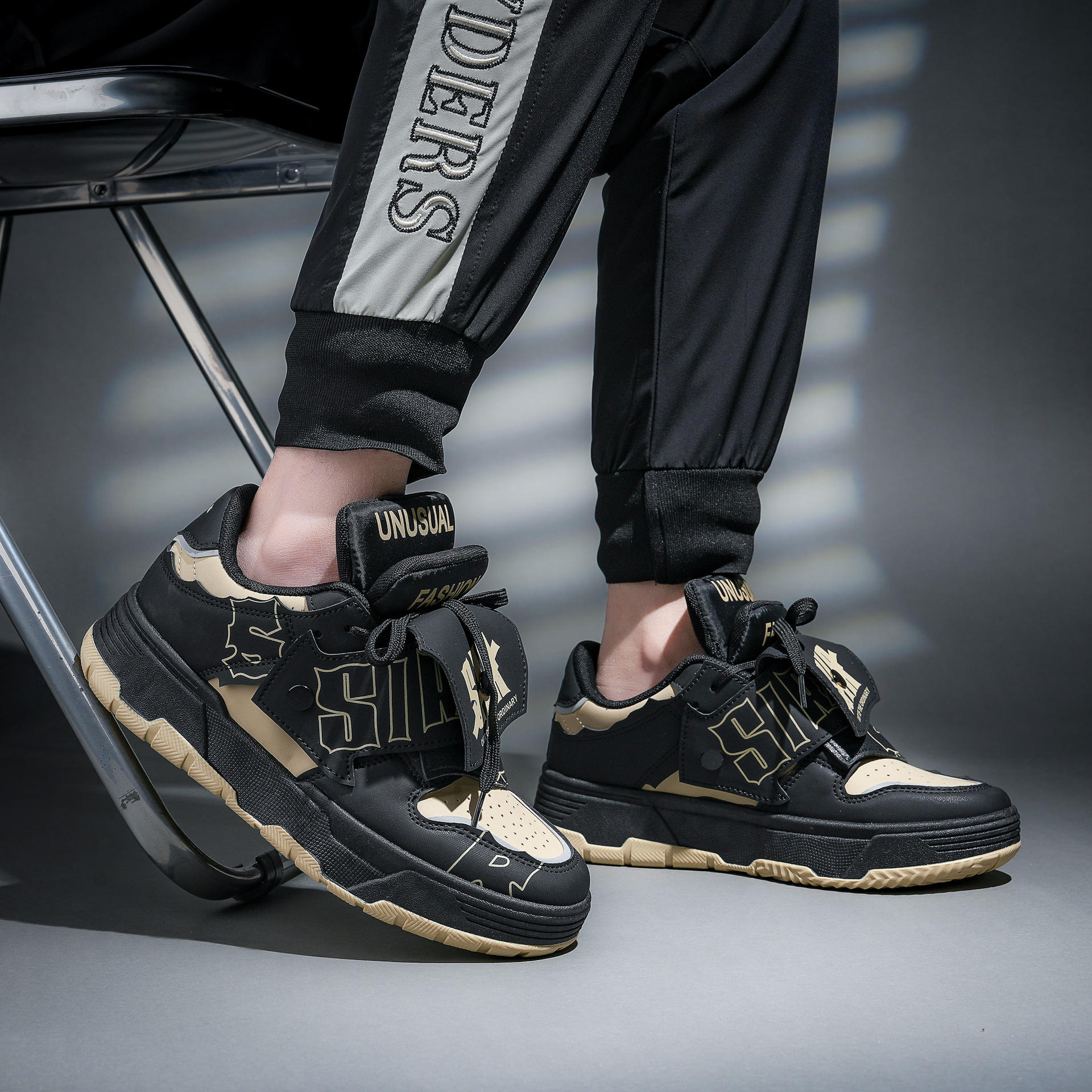 สีกากีสีดำ