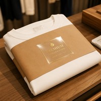 Étiquette en papier kraft avec estampage à chaud pour vêtements et présentation de chemises