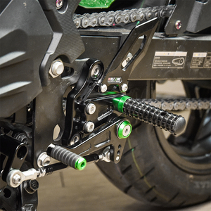 XXUN accesorios de la motocicleta trasera ajustable de reposapiés pie clavijas Pedal para <span class=keywords><strong>Kawasaki</strong></span> <span class=keywords><strong>Ninja</strong></span> 250 <span class=keywords><strong>400</strong></span> Z400 2018-2021 - Product Image 3