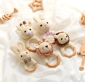 Cadeau de douche de bébé <span class=keywords><strong>personnalisé</strong></span> animal gravé <span class=keywords><strong>hochet</strong></span> au crochet avec nom anneau de <span class=keywords><strong>hochet</strong></span> de bébé en <span class=keywords><strong>bois</strong></span> <span class=keywords><strong>personnalisé</strong></span> - Product Image 3