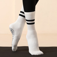 Chaussettes de yoga antidérapantes en gros pour femmes, mi-longues, rayées, en coton, pour le fitness et le Pilates, nouvelle collection