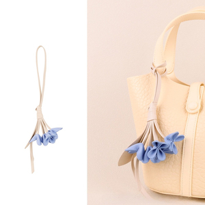 Breloque de sac en forme de tulipe tendance avec corde tressée et anneau métallique, accessoire mignon pour sac à main et pendentif porte-clés pour femme, vente en gros - Product Image 1