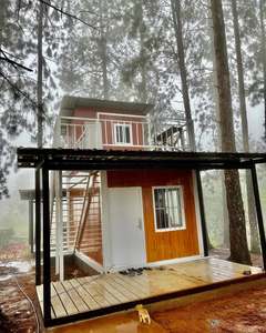 Maison préfabriquée en conteneur à 2 étages avec balcon et revêtement en bois pour <span class=keywords><strong>Airbnb</strong></span>, complexe hôtelier ou logement du personnel - Product Image 1