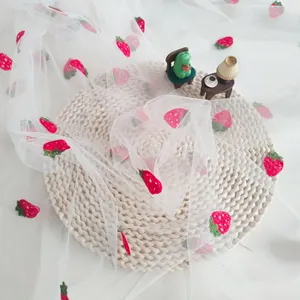 Großhandel Tülle Spitzennetz individuelles Obst-Design Erdbeere Stickerei Netzstoff für Hochzeitskleid und Hochzeitsdekoration