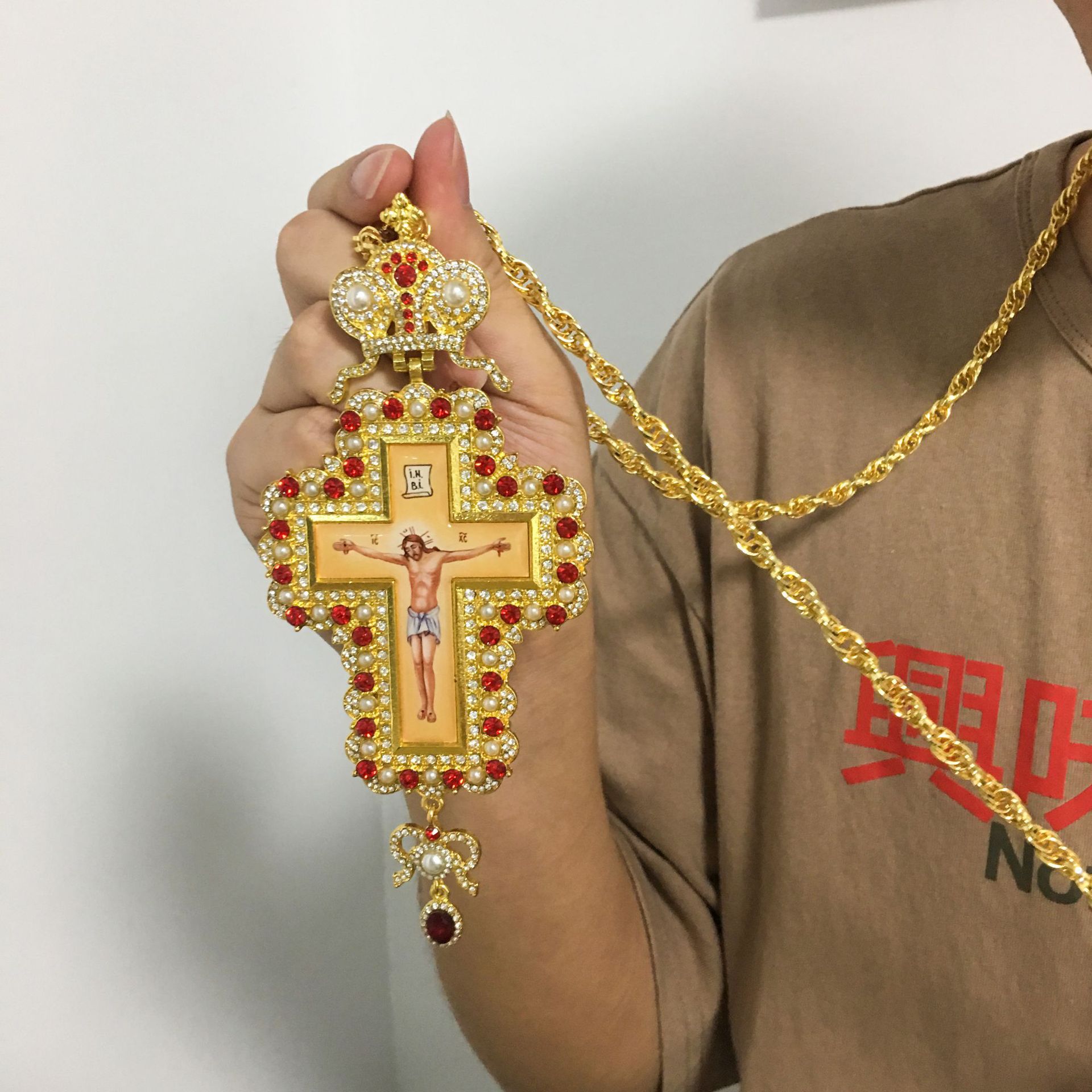 PENDENTIF PLAQUÉ OR CROIX AVEC OXYDES BLANCS 25 X 14MM