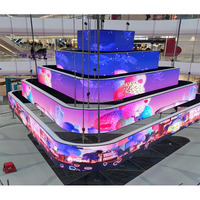 Pantalla LED flexible de color completo con panel curvable y unión sin costuras para exhibiciones comerciales con formas especiales.