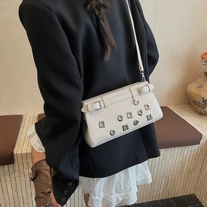 <span class=keywords><strong>Borsa</strong></span> a <span class=keywords><strong>tracolla</strong></span> Vintage da donna Y2k Punk in vernice con rivetto gotico sotto le ascelle <span class=keywords><strong>bordeaux</strong></span> borse a <span class=keywords><strong>tracolla</strong></span> di lusso con punte - Product Image 5