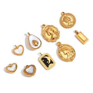 Afirmaciones con Textura Dorada |   Charm de Acero Inoxidable Chapado en Oro PVD 8K |   Colgante con diseño de sol, reina, símbolo feminista, mamá y planta - Product Image 2