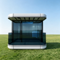 Maison conteneur capsule spatiale futuriste, cabine lounge moderne carrée, unité mobile respirante en panneaux sandwich pour extérieur et parc