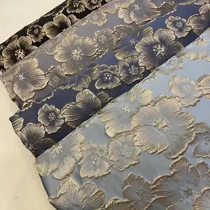 2023 Nieuwe Markt Lichte Luxe Eenvoudige Stijl Bloemen Design Jacquard Verduisterende 100% Polyester Stof Voor Gordijnen, Banken En Kostuums