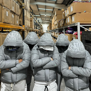 Manteau d'hiver personnalisé en duvet pour hommes, vestes à capuche rembourrées en coton à fermeture éclair complète noire de style punk - Product Image 5