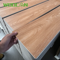 Revêtement de sol en vinyle SPC certifié ISO, texture bois gaufrée de luxe allemande, écologique, ignifuge et imperméable pour usage intérieur en salle de sport